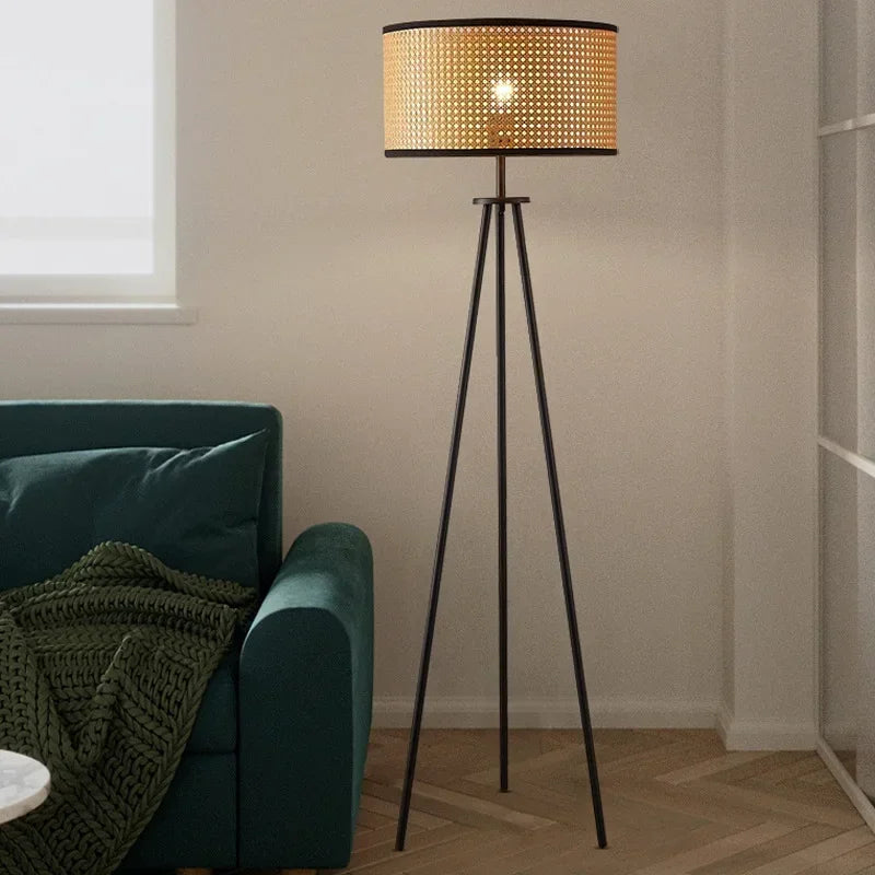 Éclairage sur pied rétro et moderne, idéal pour un intérieur cosy et tendance