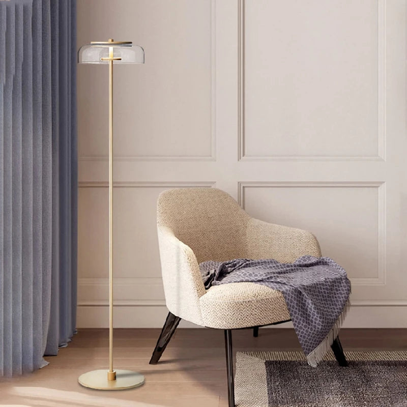 Lampadaire moderne avec abat-jour en verre transparent pour un éclairage élégant