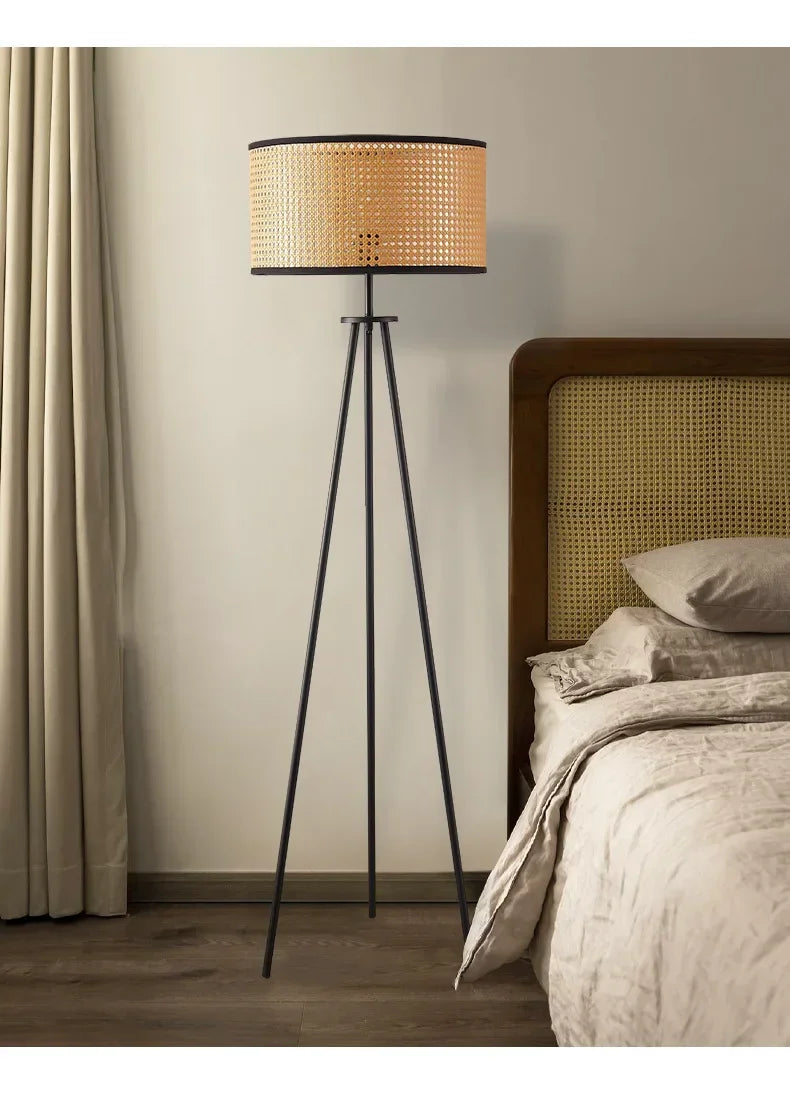 Lampe de sol LED réglable avec structure en fer et abat-jour en tissu.
