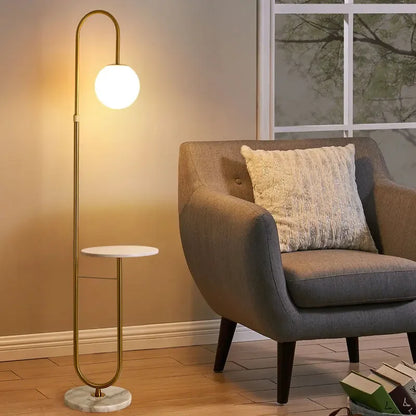 Lampadaire moderne avec base en marbre et éclairage LED, parfait pour le salon.