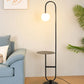 Lampadaire de style contemporain avec base marbrée et abat-jour en verre givré.