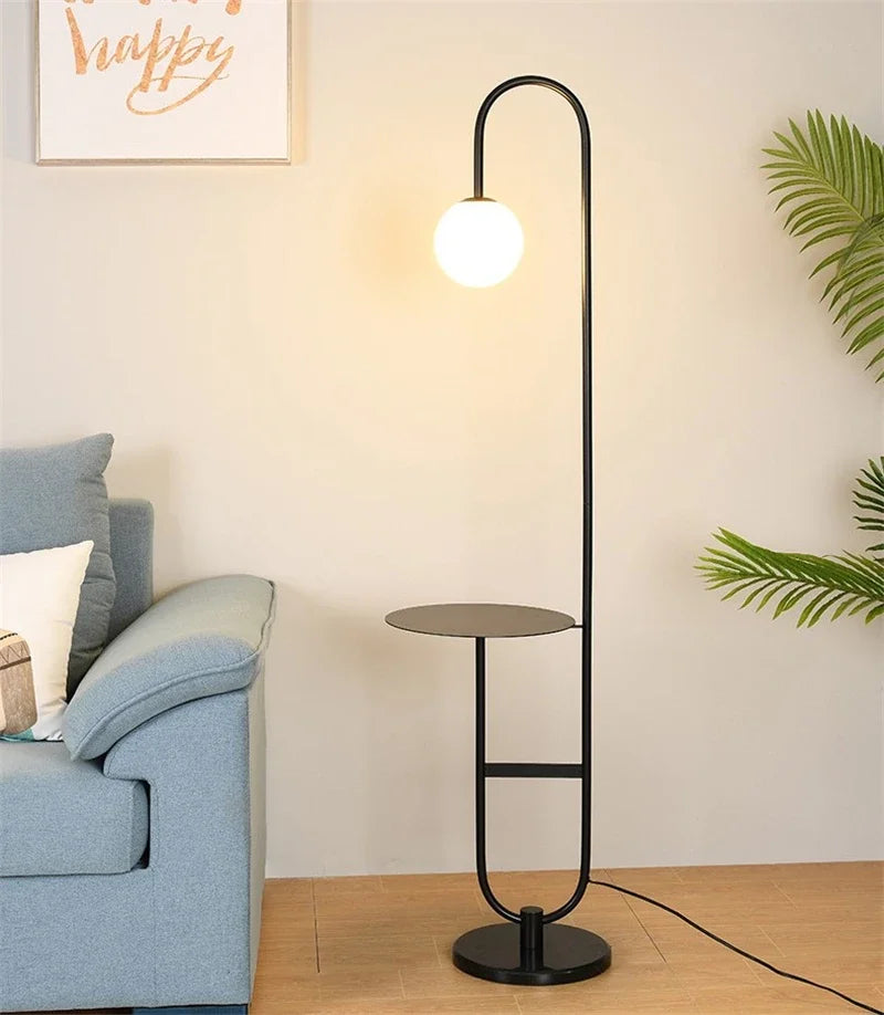 Lampadaire de style contemporain avec base marbrée et abat-jour en verre givré.