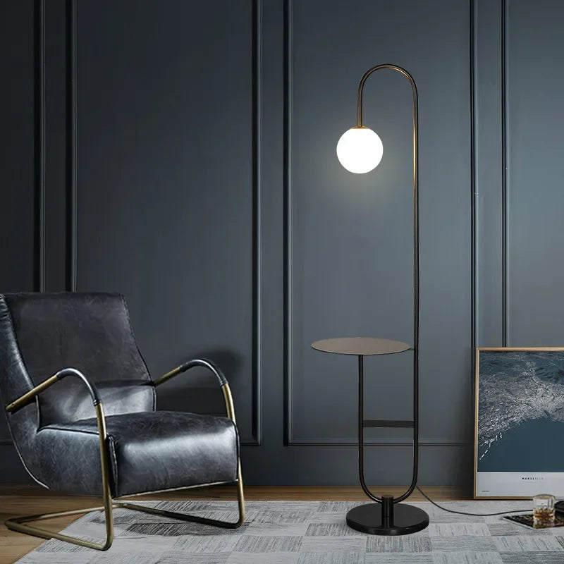Éclairage LED design avec base marbrée, idéal pour le salon ou la chambre.