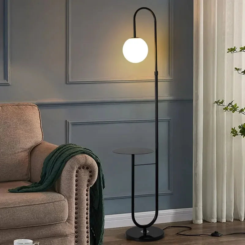 Lampadaire LED moderne avec base marbrée et abat-jour givré pour un éclairage élégant.