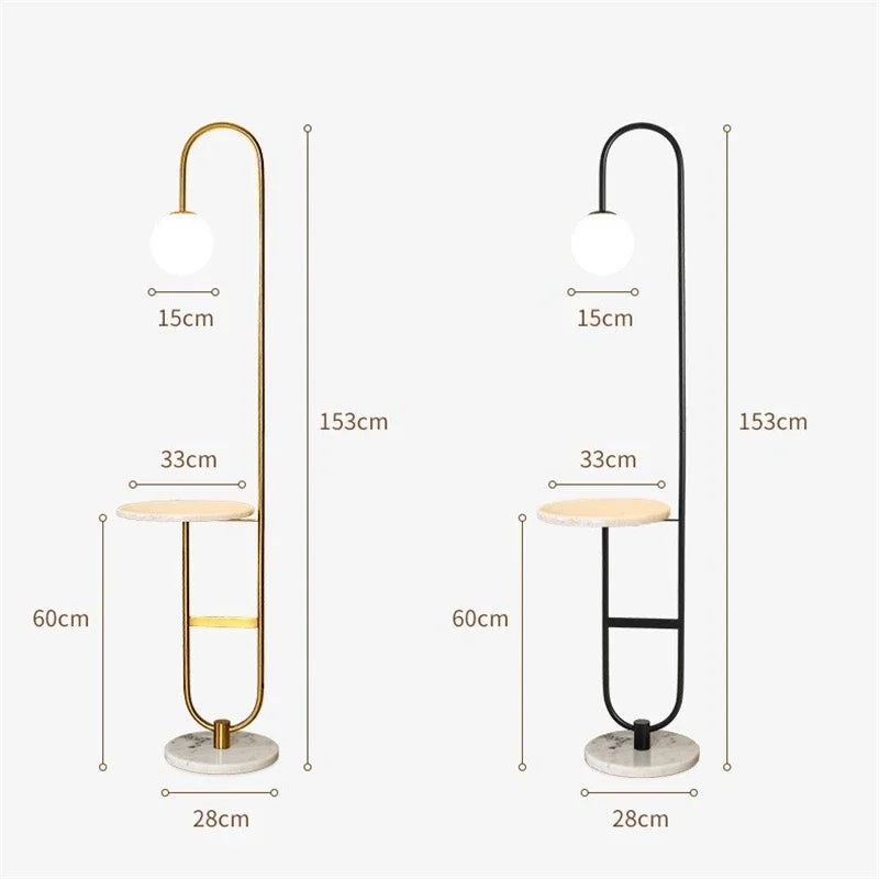 Lampadaire LED noir et or avec base en marbre, parfait pour l'intérieur moderne.