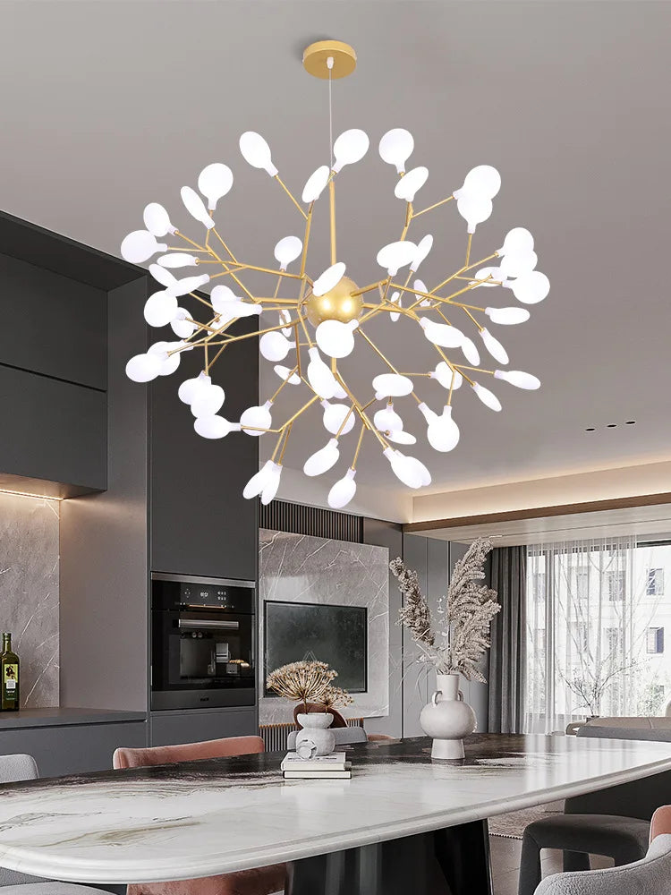 Luminaire suspendu au design inspiré de la nature dans une chambre épurée.