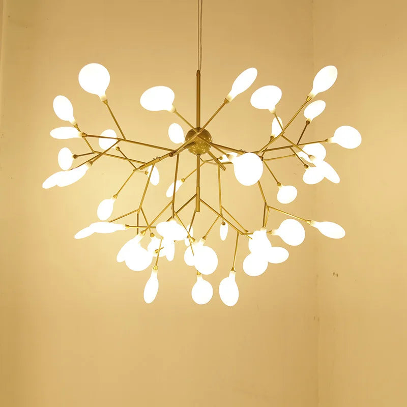 Lustre suspendu au style nordique dans une chambre à l’ambiance cosy.
